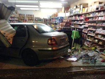 Carro destrói frente de loja no Centro de Botucatu