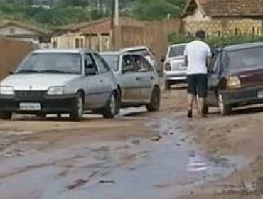 Lama toma conta de bairro sem asfalto perto de rodovia de Avaré