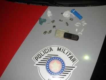 POLÍCIA MILITAR PRENDE RAPAZ PELO CRIME DE TRÁFICO DE DROGAS