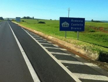 Carro capota na Rodovia Castello Branco e mata idoso em Iaras