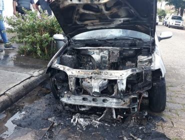 Carro pega fogo após manutenção em funilaria de Avaré