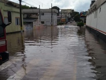 Temporal alaga ruas e deixa veículos submersos em Avaré