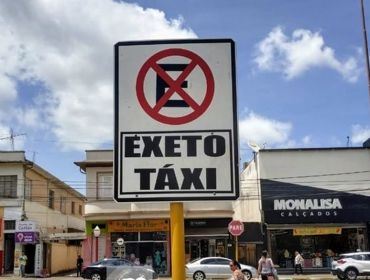 Placa com erro de português chama atenção de motoristas em Avaré: ‘Exeto táxi’