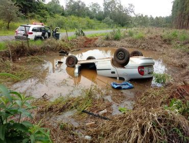 Motorista morre após carro capotar e parar de ponta-cabeça em poça de água em Bernardino de Campos