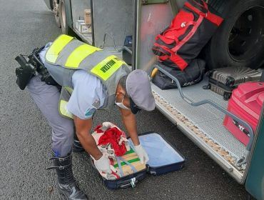 Passageiro de ônibus é preso ao transportar tabletes de maconha em mala