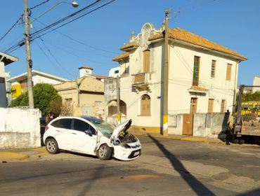 Caminhão perde freio e atinge carros no Centro de Avaré