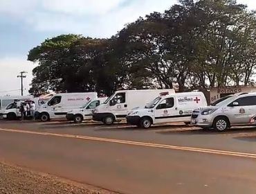 Motoristas de ambulância fazem carreata em homenagem a colega morto por Covid-19