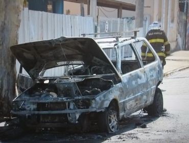 Carro fica destruído após pegar fogo na área central de Itapetininga