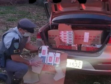 PM apreende maços de cigarros contrabandeados em abordagem a veículo na Rodovia Raposo Tavares