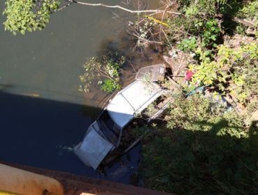 Carro perde freio, cai de ponte e vai parar em rio às margens de estrada vicinal em Iaras