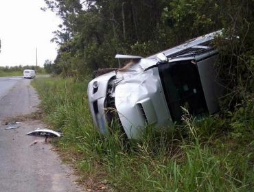 Dupla rouba caminhonete de sítio e capota veículo durante a fuga em Pilar do Sul