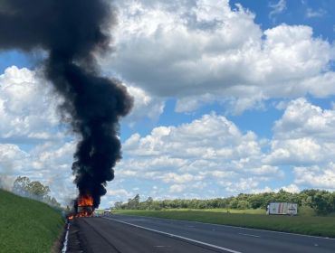 Caminhão que transportava cerveja pega fogo em rodovia de Iaras