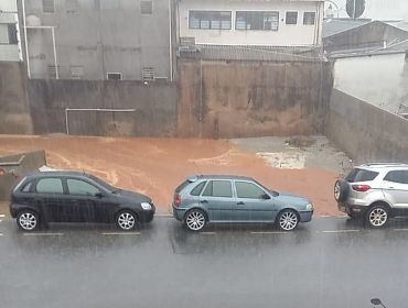 Ruas ficam alagadas e avenida é interditada após forte chuva em Itapeva