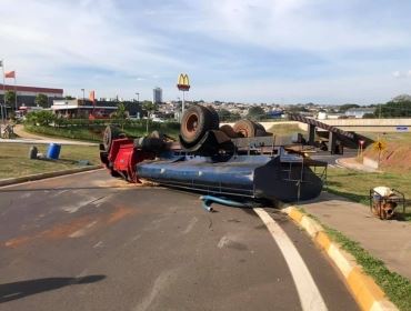 Caminhão-pipa tomba e motorista fica ferido em Avaré