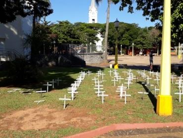 Ontem cruzes foram colocadas em frente ao Paço Municipal