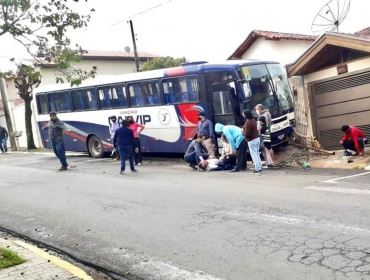 Motorista de ônibus passa mal e passageiro assume a direção, mas não evita batida em muro de casa