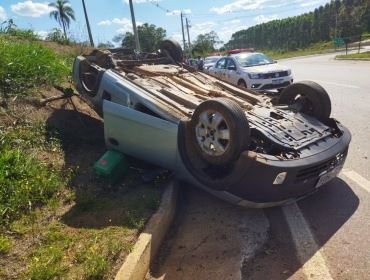 Com veículo furtado, motorista capota durante perseguição policial em rodovia no interior de SP