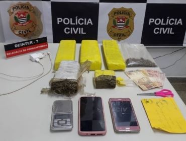 Mulher suspeita de tráfico de drogas é presa com tijolos de maconha dentro de casa em Paranapanema