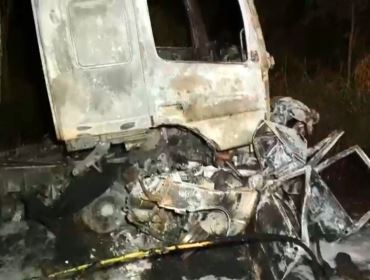 Motorista de carro morre carbonizado em acidente com carreta que transportava porcos em Piraju