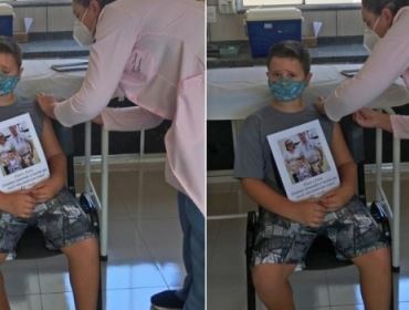 Menino de 7 anos toma vacina e faz homenagem aos avós que morreram de Covid: 