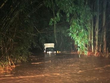 Família fica ilhada após caminhonete parar de funcionar em ponte alagada no interior de SP