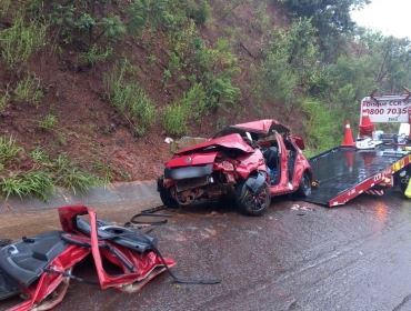 Mãe e filho ficam feridos após carro capotar em rodovia de Avaré