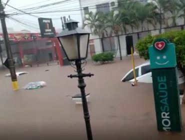 Temporal deixa carros submersos, comércios alagados e faz moto ser 'engolida' por enxurrada em Avaré