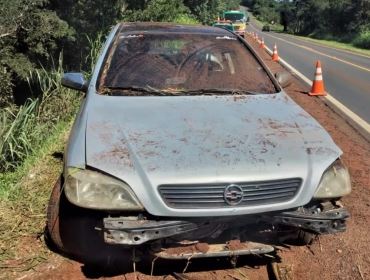 Carro cai em ribanceira após motorista perder controle da direção em rodovia no interior de SP