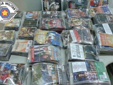 POLÍCIA MILITAR APREENDE CDS E DVDS PIRATAS