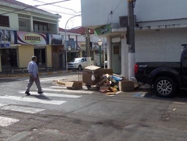 Rapaz que recolhe caixas de papelão na região central de Avaré precisa de internamento.