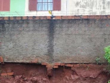 Moradores vivem com risco de desabamento no Bairro do Camargo