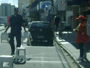 Comerciantes Avareenses estão marcando vagas com cones, caixotes e cadeiras