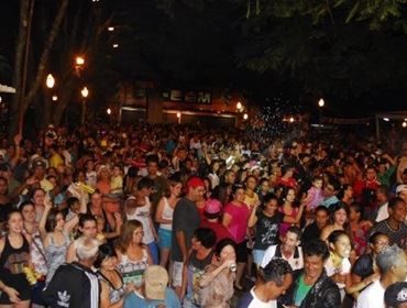 Folia agita o Largo São João e o balneário Costa Azul