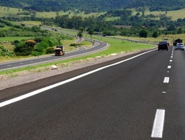 Caminhoneiro é rendido durante assalto na Rodovia Castelo Branco