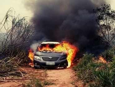 Carro roubado é incendiado com cofre no porta-malas em matagal