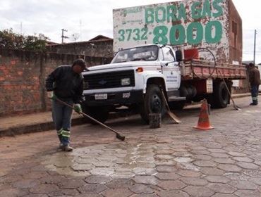 Ruas recebem reparos com  lajotas produzidas pela Prefeitura 