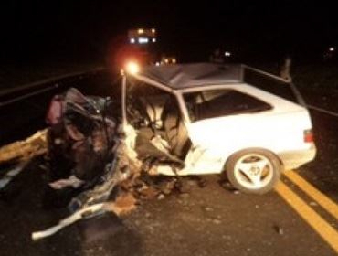 Carro bate em caminhão parado no acostamento e veículos pegam fogo