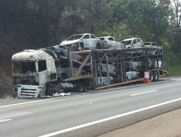 Caminhão-cegonha com 11 carros pega fogo na Castello Branco