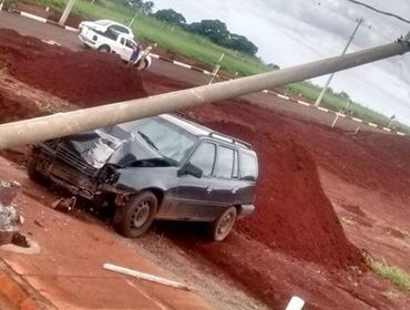 Motorista com CNH vencida bate em poste, foge e é detido em Taquarituba