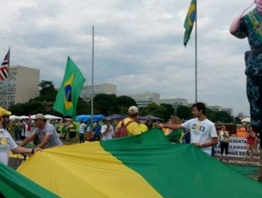 Manifestantes pedem impeachment de Dilma na Esplanada