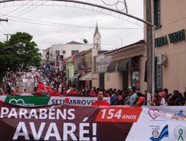 Na abertura do desfile, prefeito anuncia a construção de 700 casas populares em Avaré