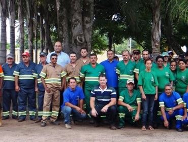 Prefeito entrega 2.772 uniformes para  funcionários dos setores de serviços