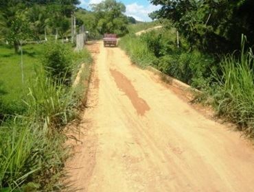 Carros batem de frente e ferem quatro pessoas em Bernardino de Campos