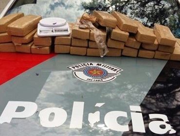 Polícia acha 30 quilos de maconha enterrados depois de prender dupla