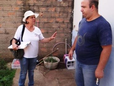 Vila Martins 1 recebe visitas porta a porta para vistoria de combate a dengue