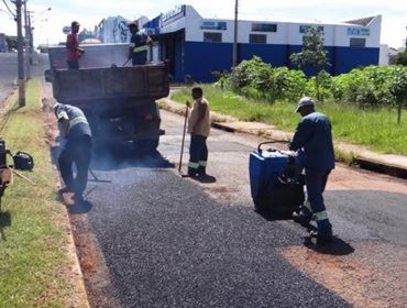 Prefeitura inicia semana com mutirões de limpeza e operação tapa-buracos 