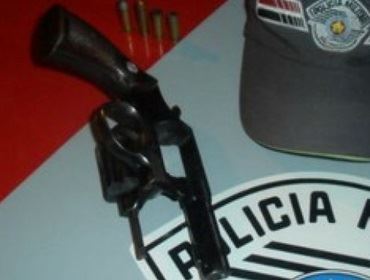 Homem é preso por porte ilegal de arma de fogo em Itaí