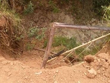 Barranco cede em ponte de Angatuba e dificulta passagem de motoristas