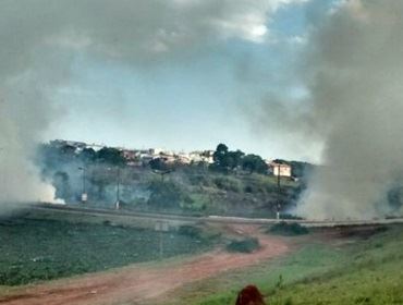 Fogo em mato às margens de rodovia atrapalha visibilidade em Avaré