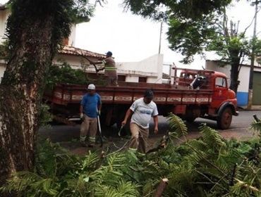 Costa Azul e bairros urbanos recebem operação de limpeza após as chuvas